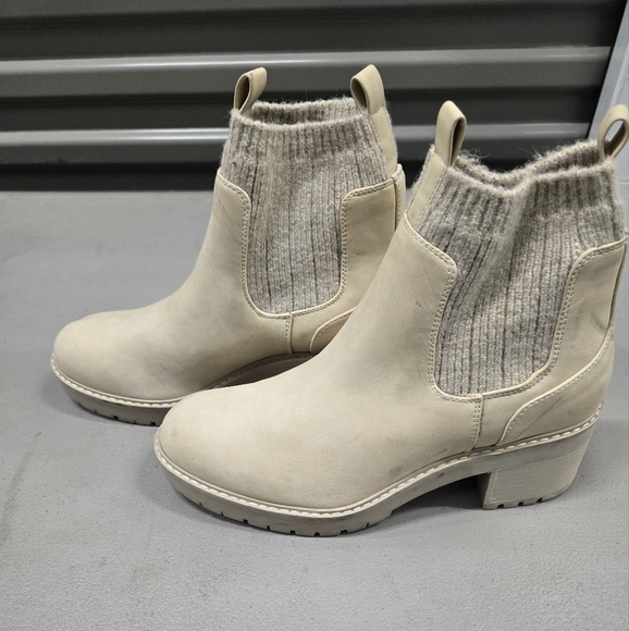 B-52 Bullboxer Women’s Beige Leather Ankle Lug Boots - Picture 3 of 5